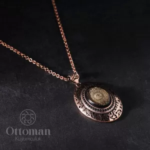 عقد فضة نسائي تركي مكتوب على حجر العنبر من المجوهرات العثمانية